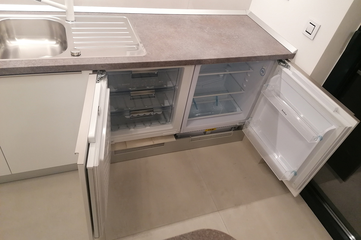 Kuhinje po meri - Gramšijeva - ugradni frižider i zamrzivač