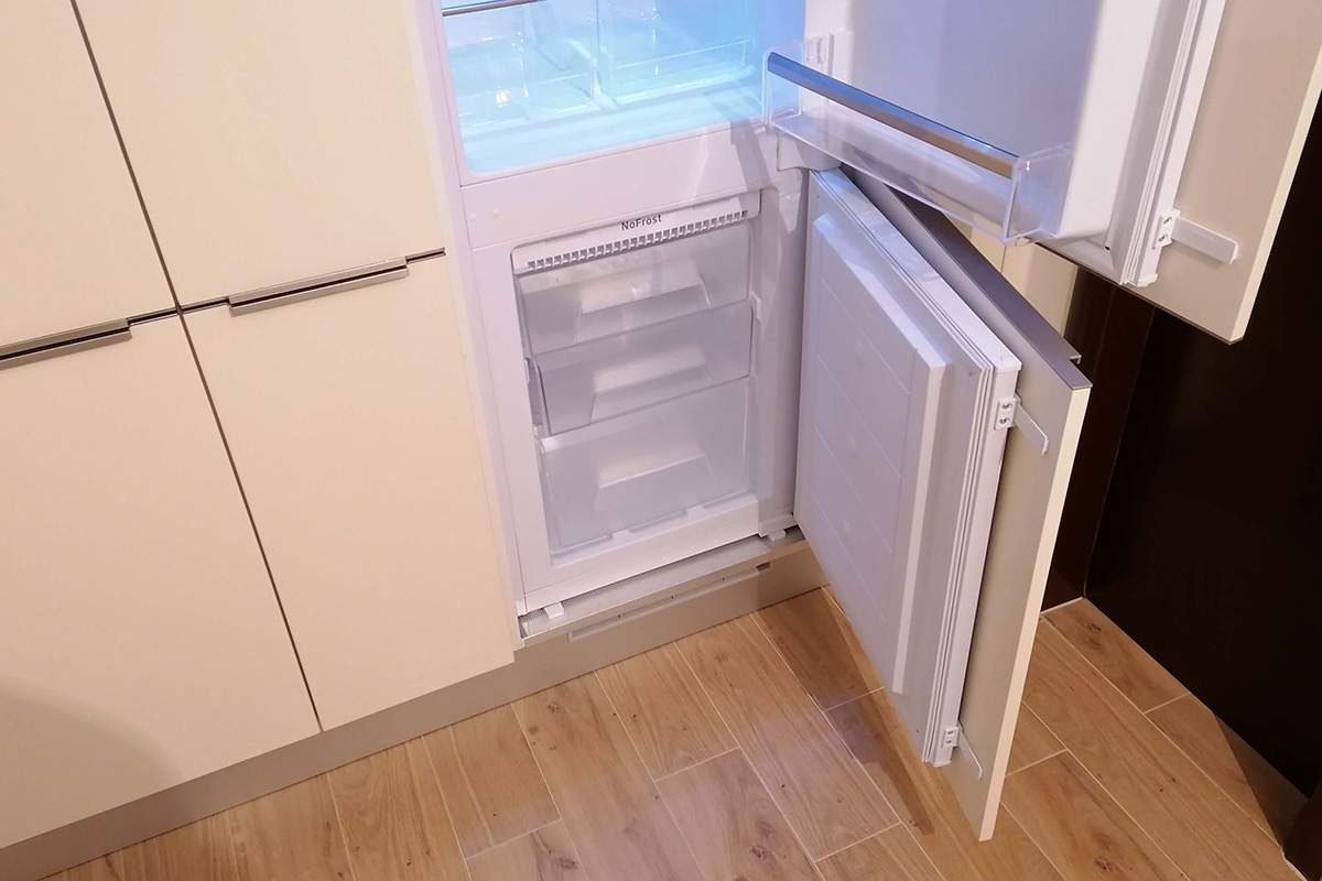 Kuhinje po meri - Mladenovac - ugradni frižider zamrzivač