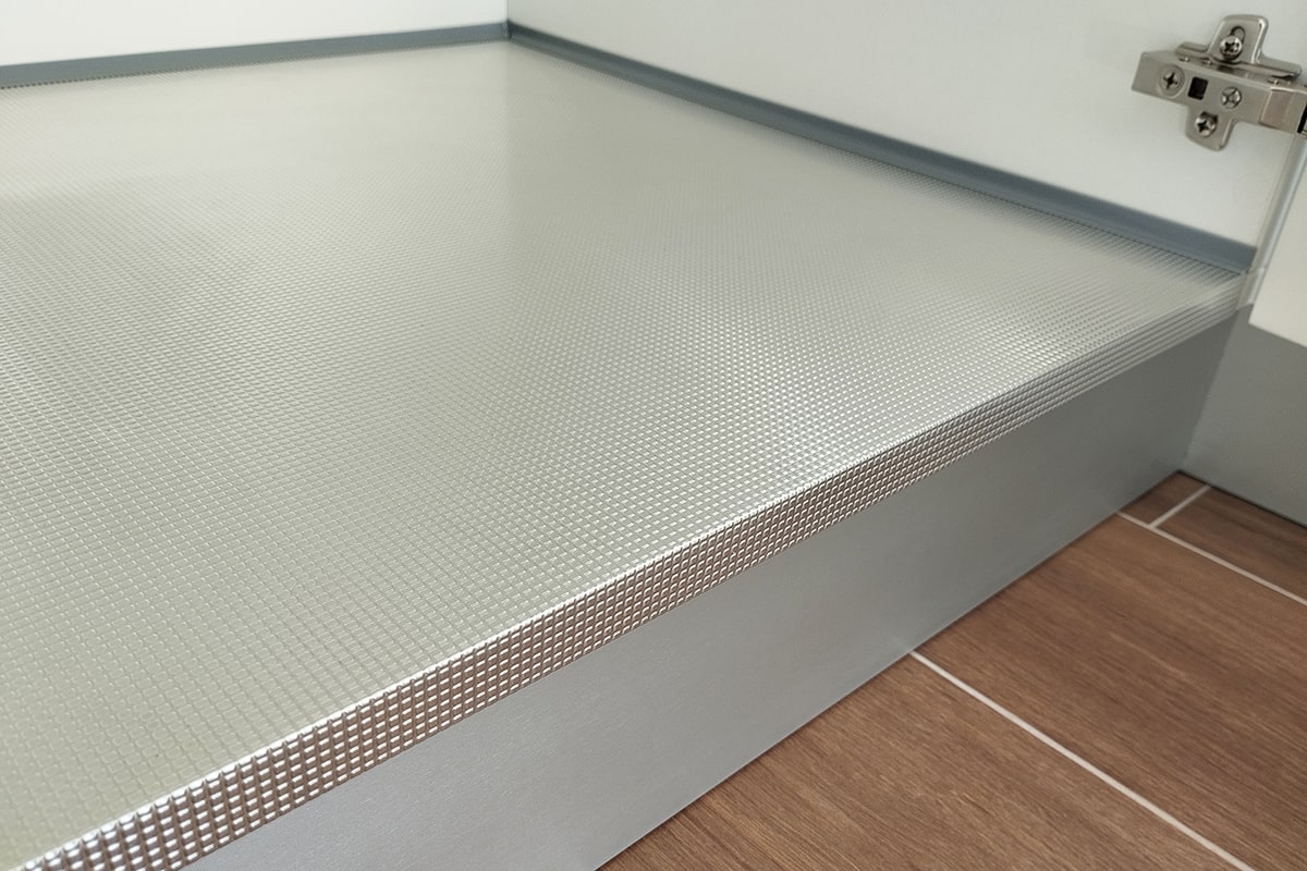 Zaštitna aluminijumska podloga za kuhinjski element